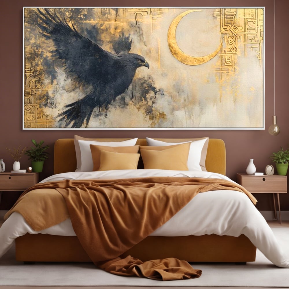 Tablou canvas cu tablou canvas cu vultur si semiluna aurie, in rama de aluminiu argintiu, pe perete intr-un dormitor
